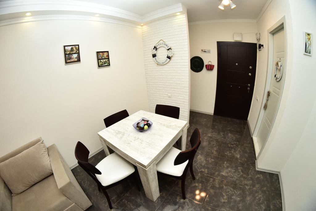 Stars Apartment Batoumi Extérieur photo