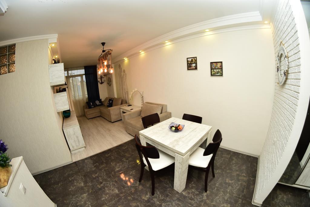 Stars Apartment Batoumi Extérieur photo